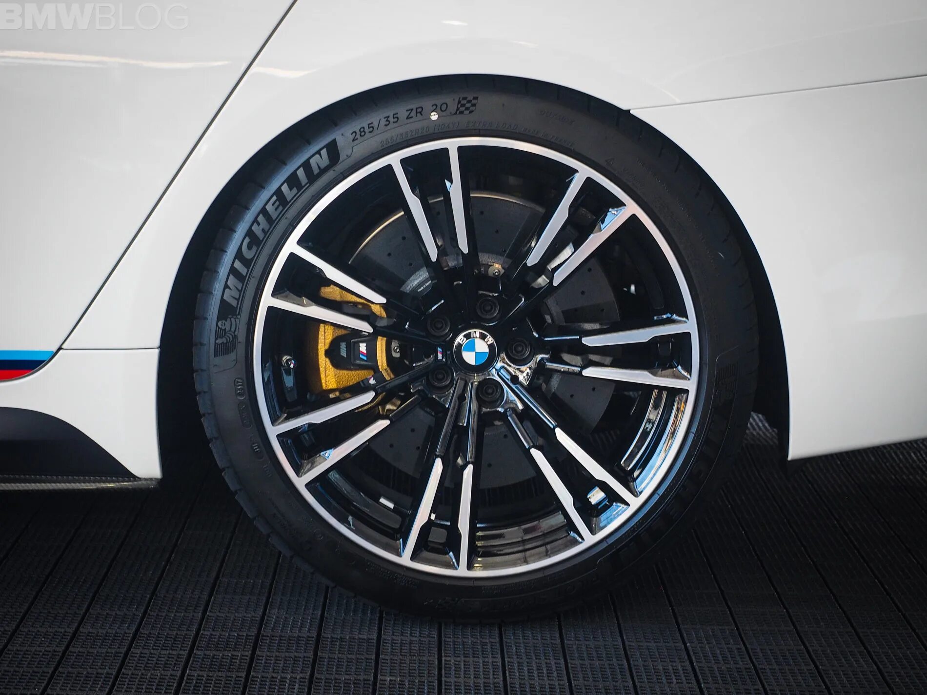 BMW m5 f90 тормоза. Колеса BMW m5 f90. BMW m5 f90 диски. BMW m5 f90 Performance Wheels. Диски на м5