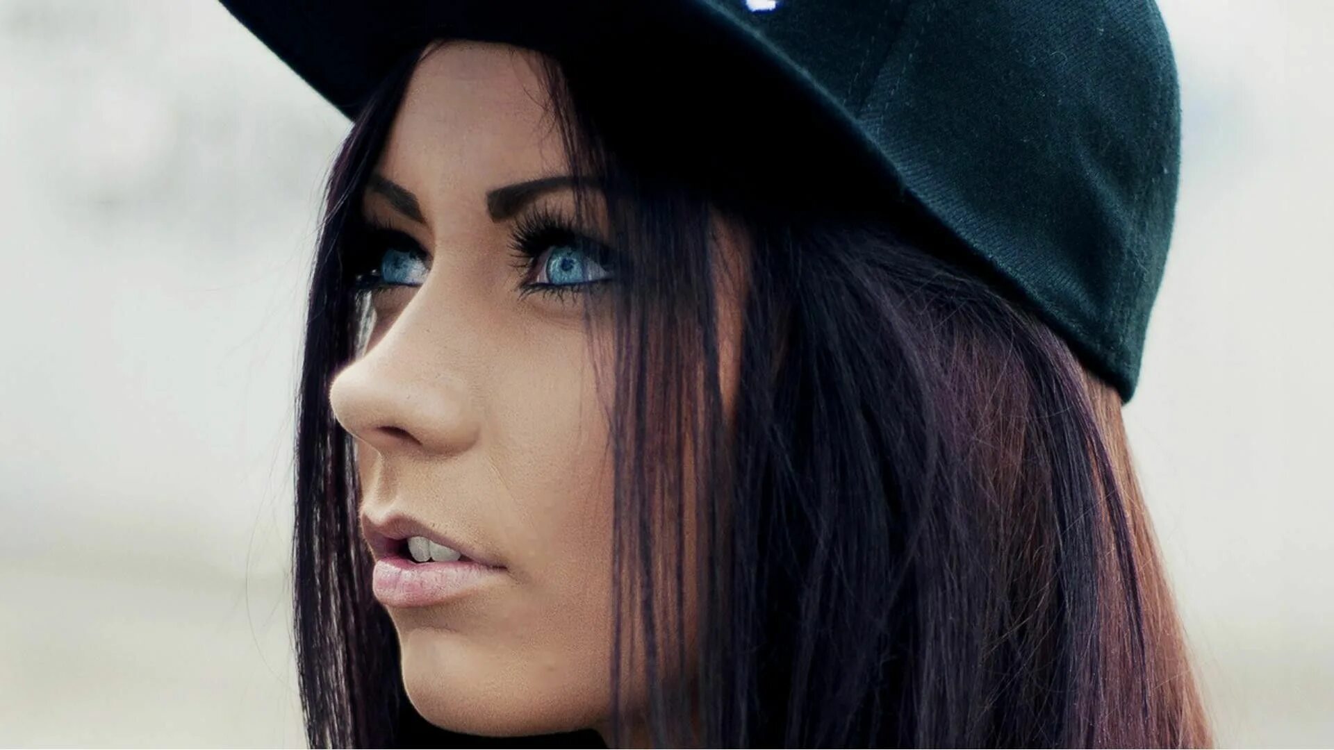 Крутая девушка. Красивые девушки в бейсболках. Крутая девушка. Девушка в кепке. Крутая девушка.