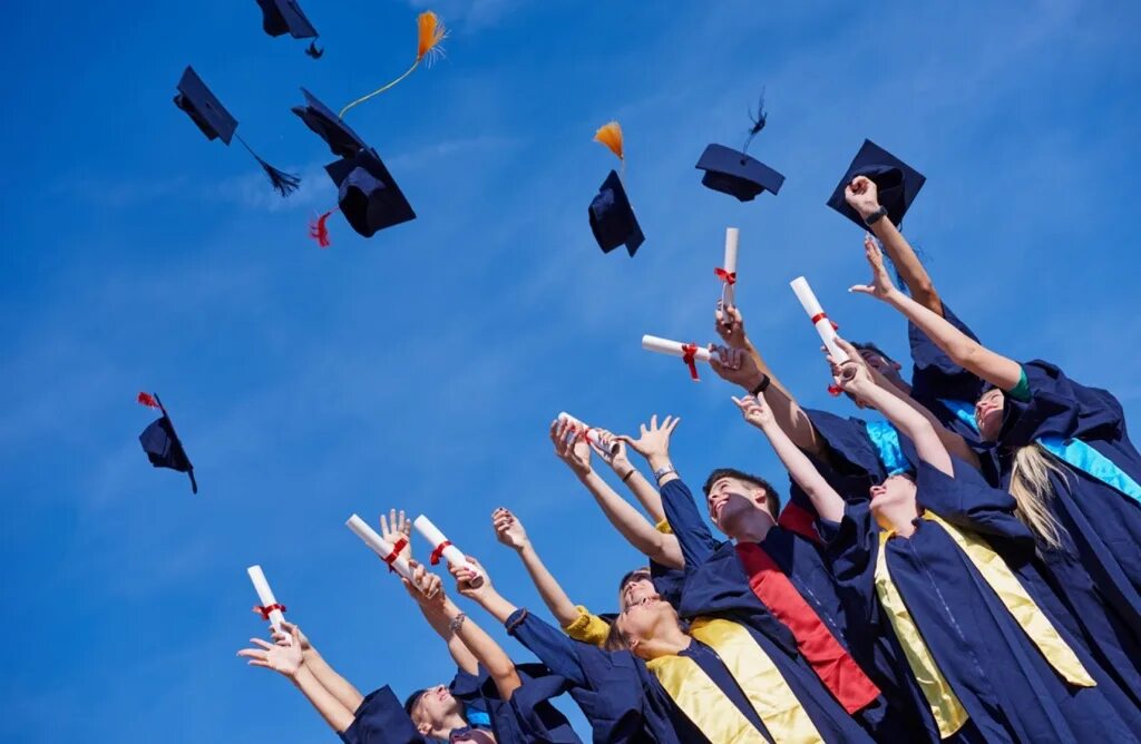 Graduating student is. Студенческий выпускной. Выпускной праздник. Картинки на тему выпускников. Картинку заставку на выпуск студентов.