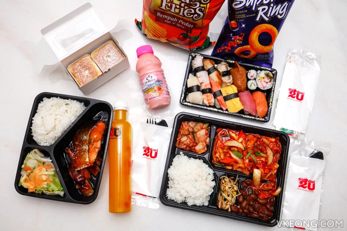 Корейские доставщики еды. Ассортимент японской кухни. Необычная корейская еда. Кухня южной кореи. Корейская еда.