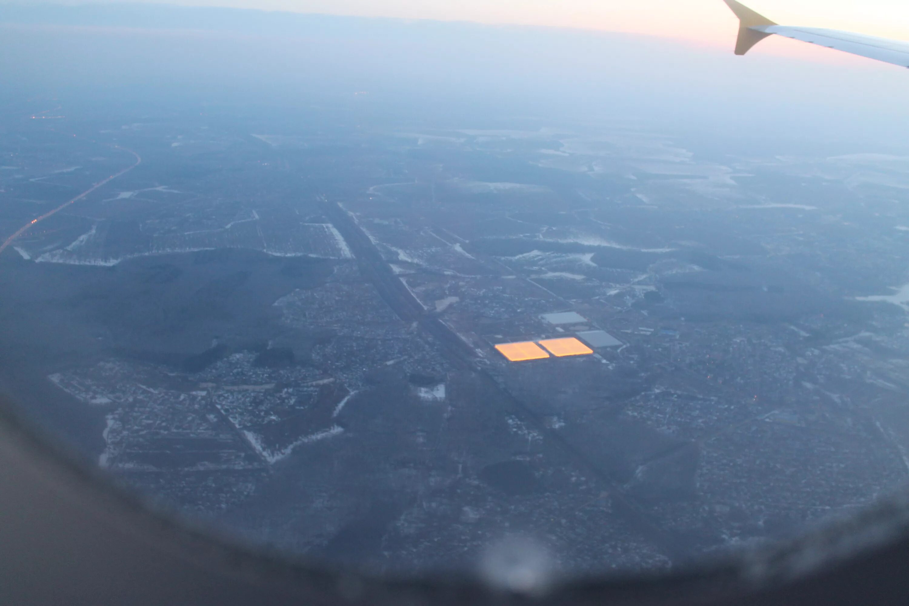 Далеко видно кругом прозрачна. Вид с самолета на землю. Самолет на земле. Самолет из космоса. Квадраты на земле из самолета.