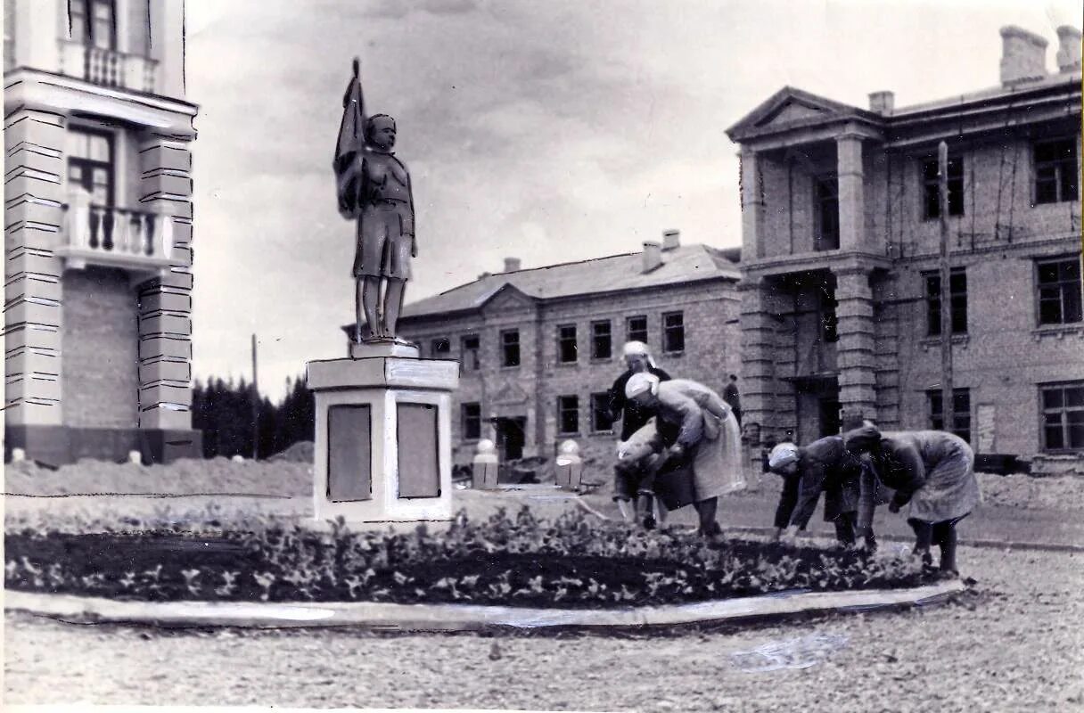 Города пятилетки. Памятник Миндовскому Березники. Памятники города Березники меиндовский. Город Березники памятники Миндовскому. Сквер Первостроителей Березники.