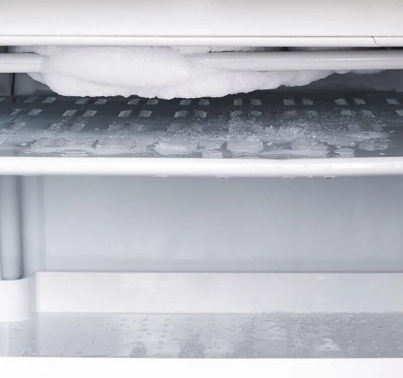 Лед в морозилке. Холодильник со льдом. Замороженный холодильник. Холодильник с морозильной камерой. Почему в холодильнике намерзает снег
