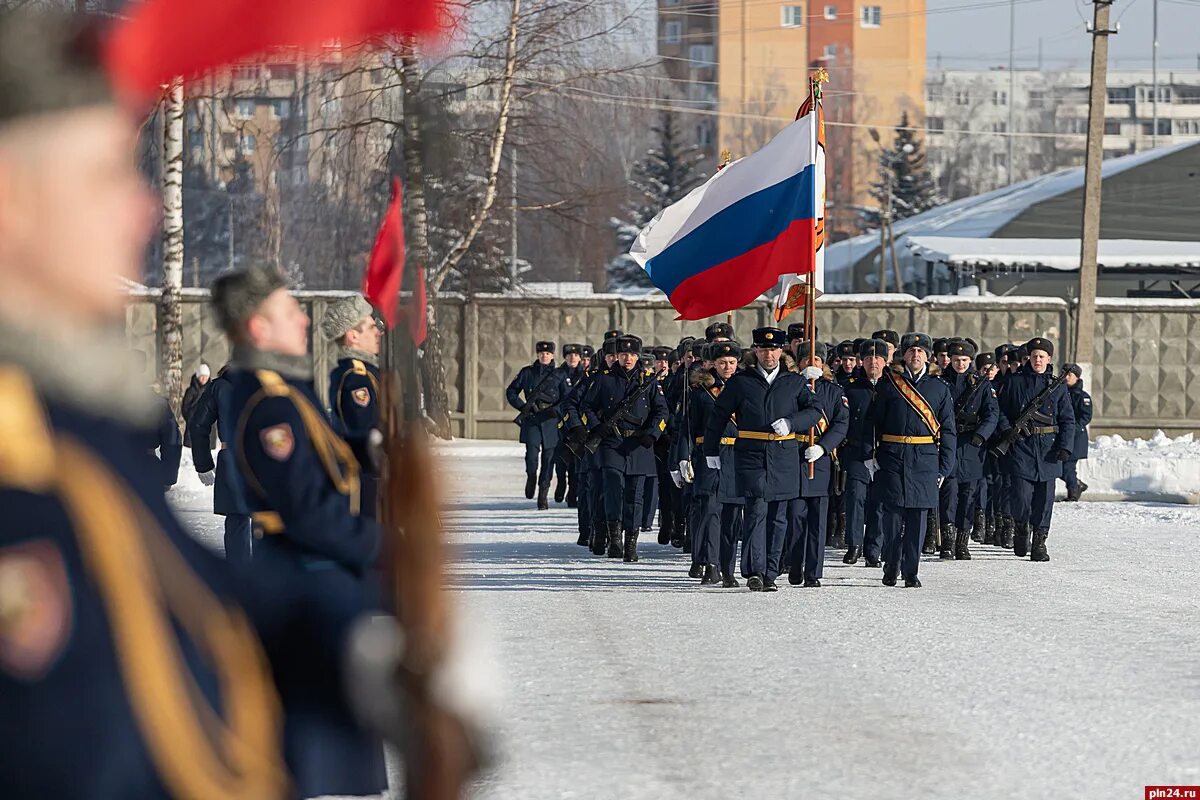 Псковский полк в нижневартовске. 237 Полк Псков. Вручение Знамени. Вручение боевого Знамени. Вручение боевых знамен Псков.