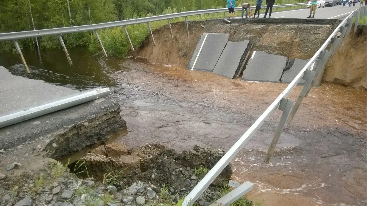 Размыло мост. Размыв дороги. Размыло мост в Тюмени. Демьянка мост. Дороги размыло.