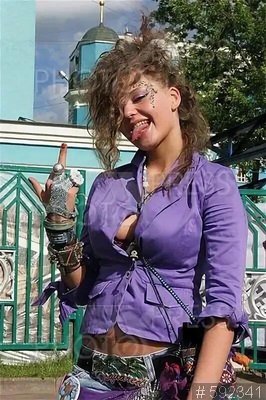 Ангина инстаграм. Ангина певица. Девушка и мороженое. Девочка заболела ангиной. Ангина инстаграм.