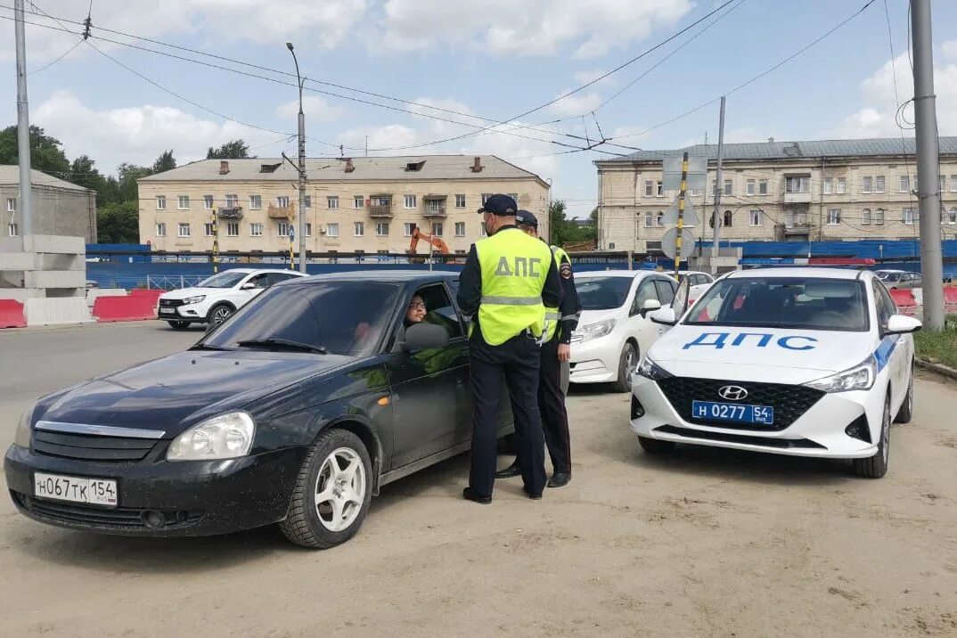 Тачки новосибирск. Машина ГИБДД. Авто ДПС Новосибирск. Машина ДПС. ДПС штраф.