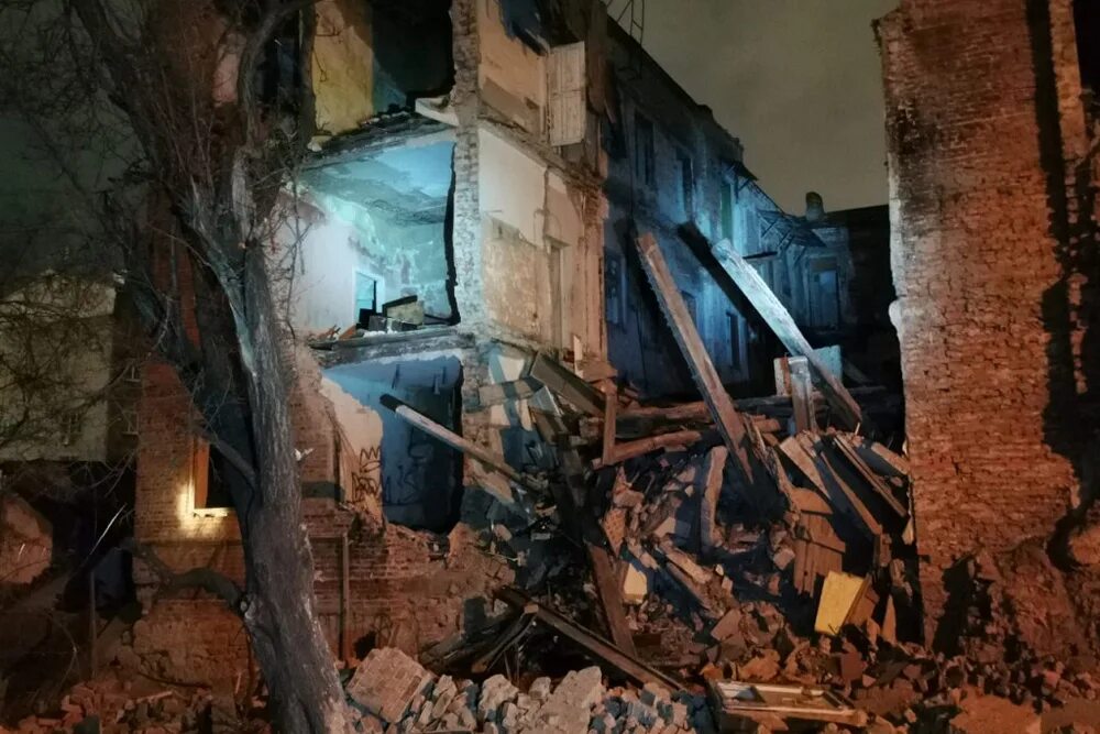 Обрушение подпорной стены. Обрушение фото. Рухнул частный дом. Обрушение подпорной стены. Обвалы в ростове на дону.