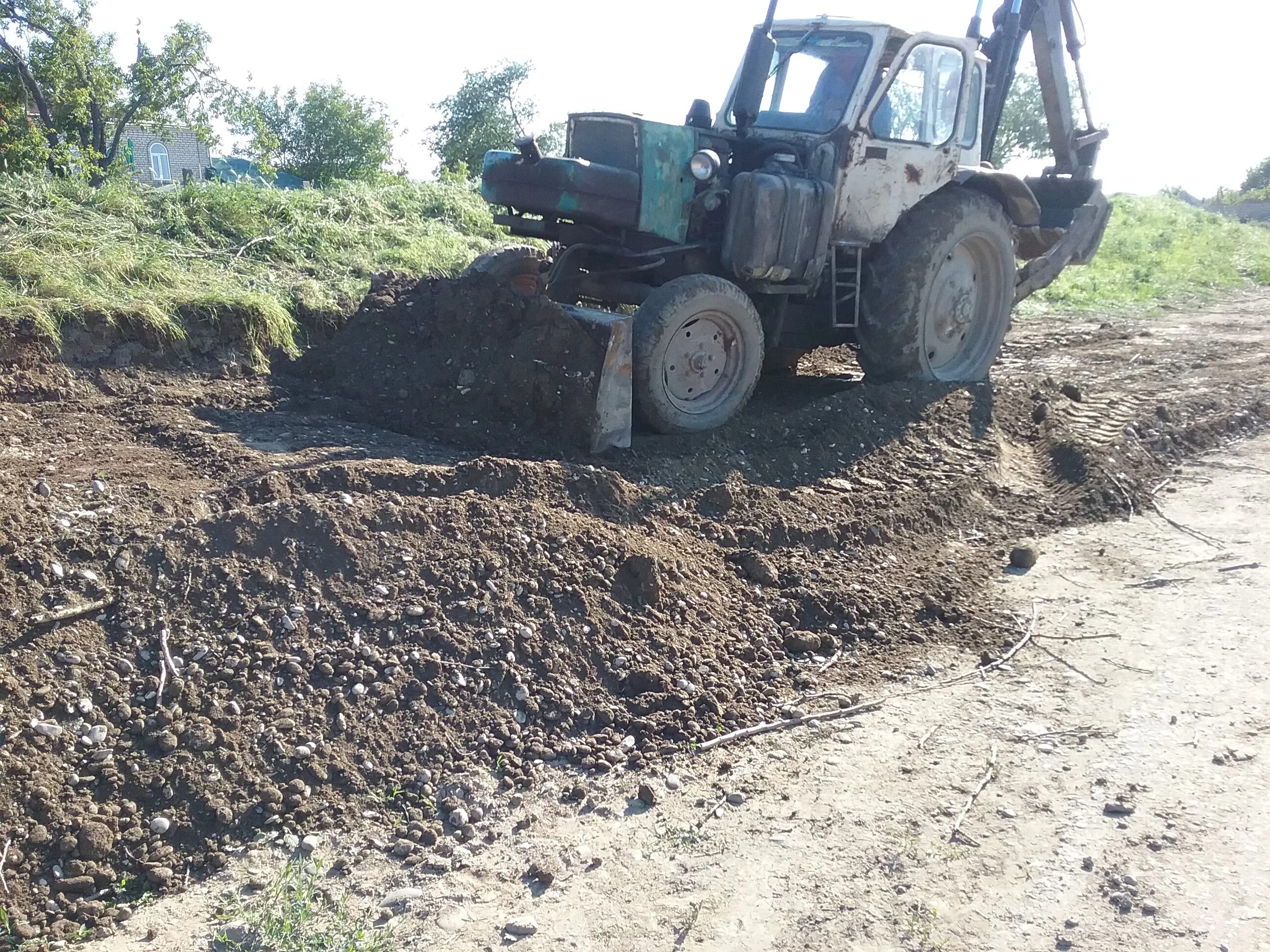 выравнивание участка щебнем. выровненная дорога. выровненный путь. грейдирование грунтовых дорог. профилированных грунтовых дорог.