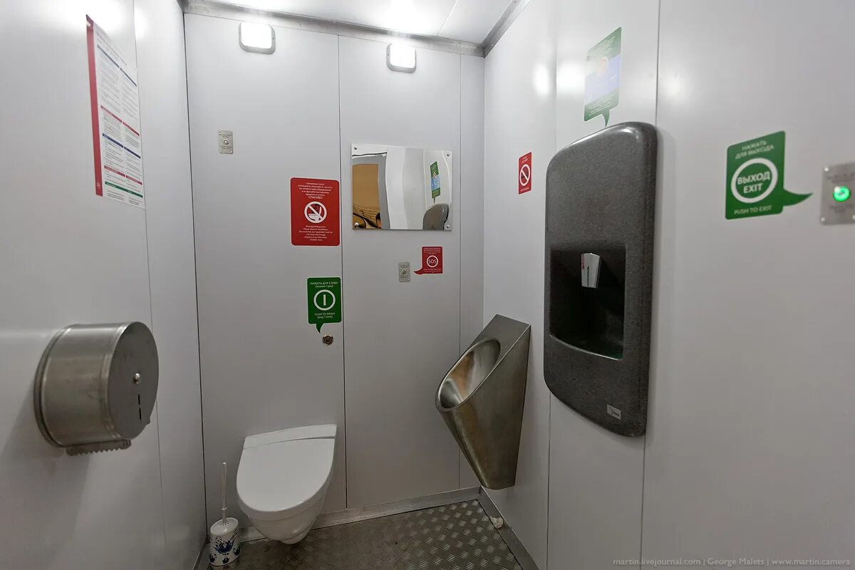 Туалет в метро. Туалетные кабинки в метро. Туалеты в метро Москвы. Общественный туалет внутри.