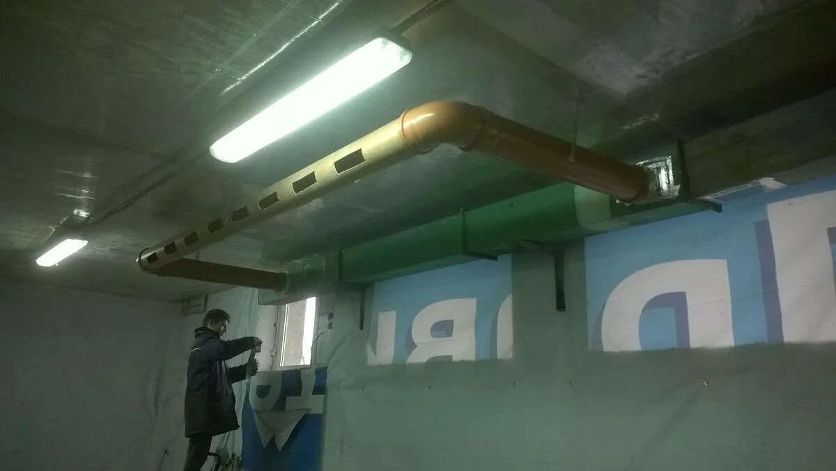 Вытяжка для покрасочной. Вытяжная вентиляция в покрасочной камере. Покрасочная камера в гараже. Вытяжка в гараже. Вытяжкадляокраскивгараже.