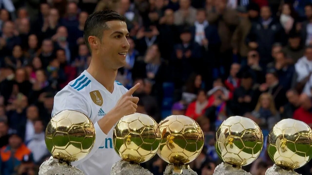 Роналдо Криштиану Роналду золотой мяч. Роналдо Реал Мадрид золотой мяч. Cristiano Ronaldo золотой мяч. Криштиано Роналдо Реал Мадрид золотой мяч.