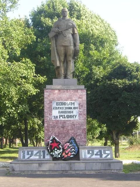 Памятники в усть лабинске. Памятники усть лабинска. Муся пинкензон памятник в усть лабинске. Муси пинкезон памятник усть-лабинск. Памятники в усть лабинске.