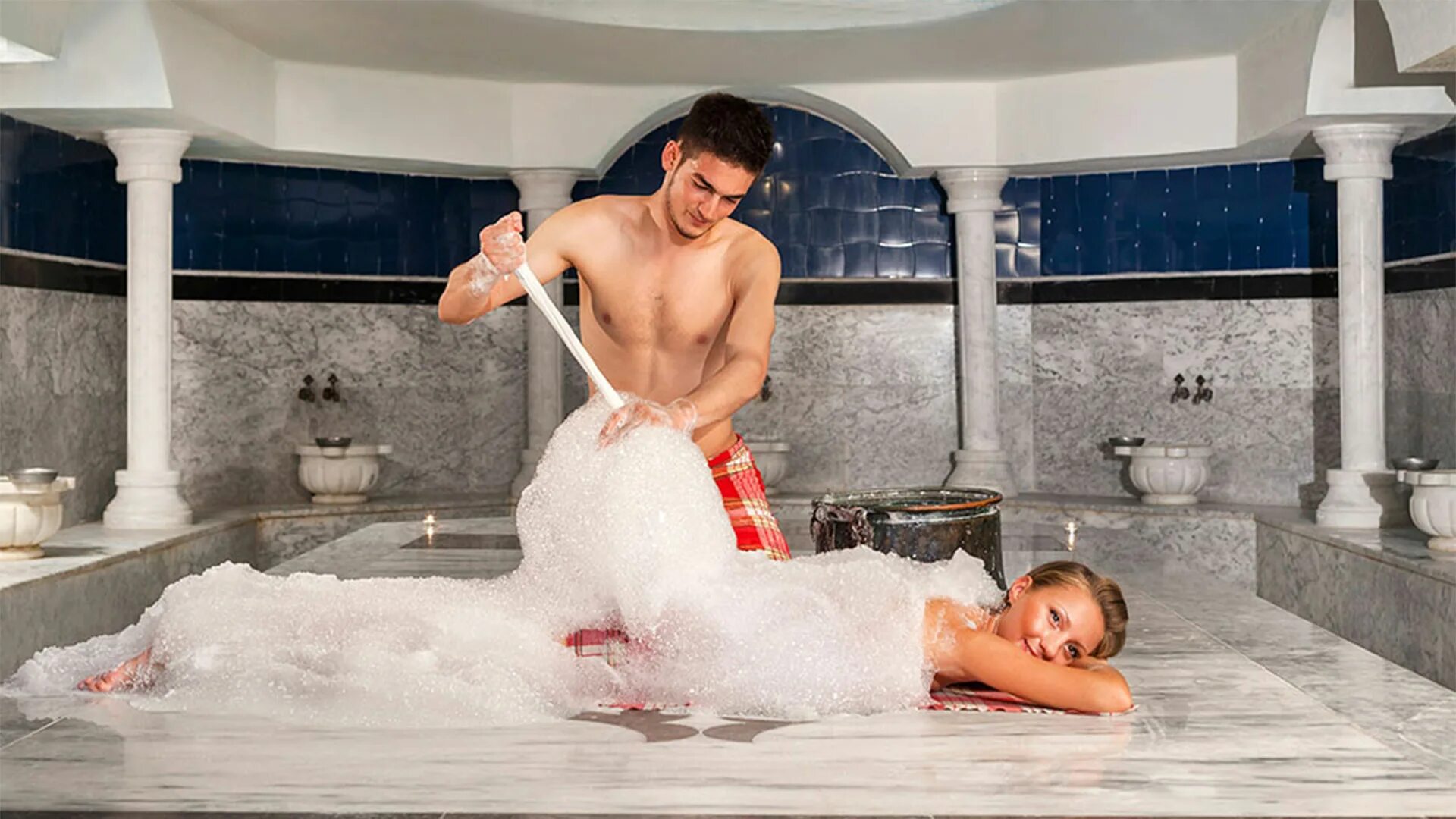 Парочка в ванной. Sultan of dreams хамам. Парень с девушкой в ванне. Мужчина и женщина в ванне. Ванна с пеной.