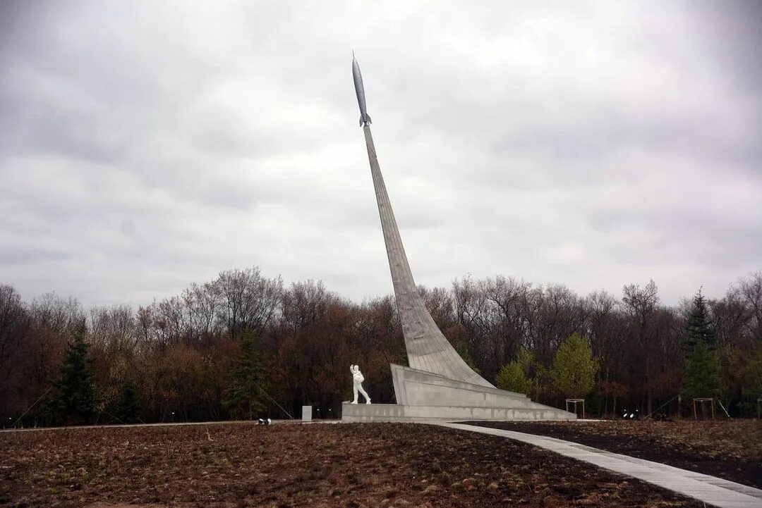 Памятник первому полету в космос. Памятник приземление Гагарина в Энгельсе. Парк покорителей космоса в Энгельсе. Саратов место приземления Гагарина. Место приземления Гагарина в Энгельсе.