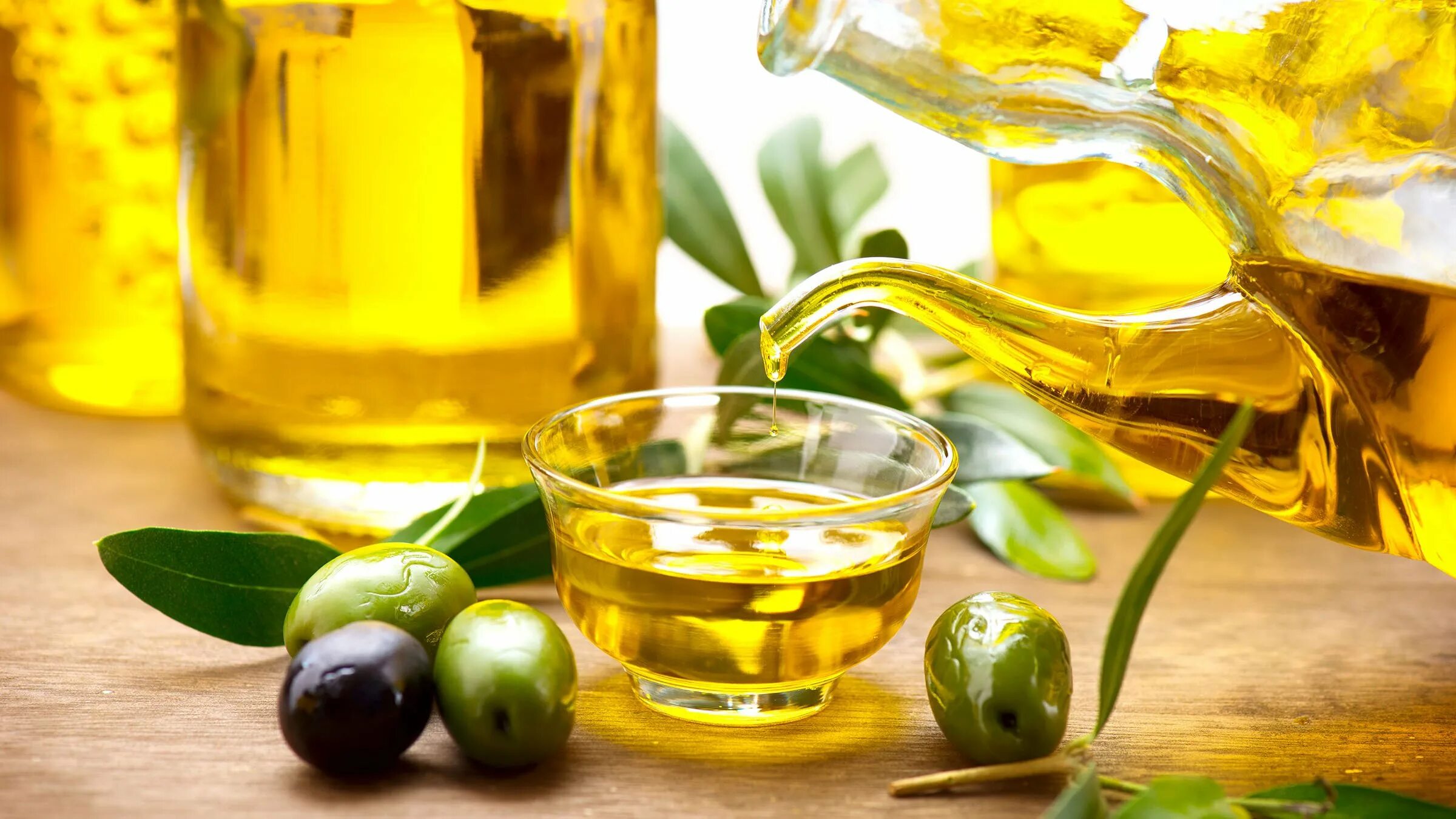 Оливковое масло. Оливковое масло в миске. Стакан воды и оливковое масло. Оливковое масло фото.