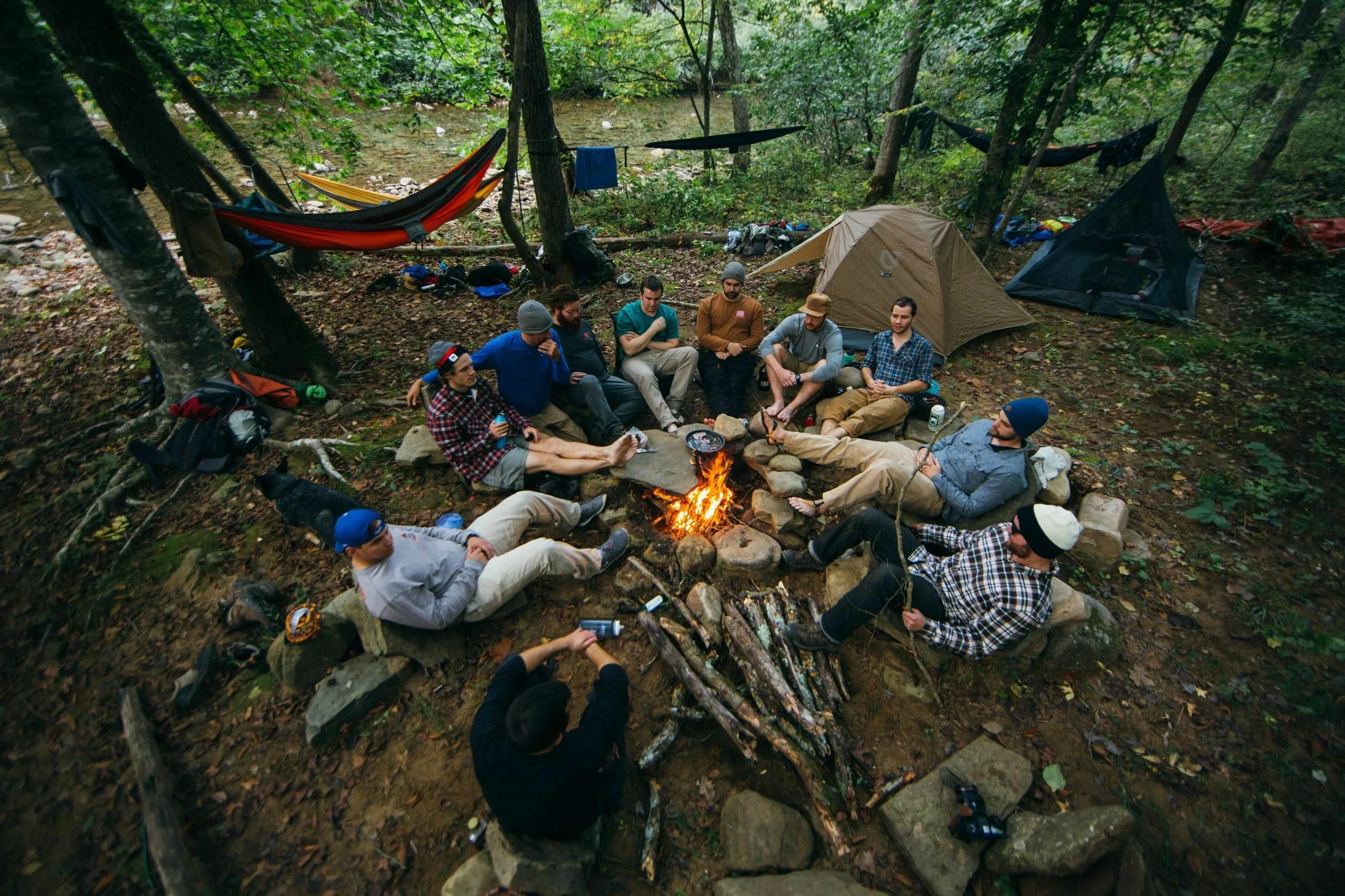 When we go camping. Поход с палатками. Туристы у костра. Туристического похода на природу. Поход в лес.