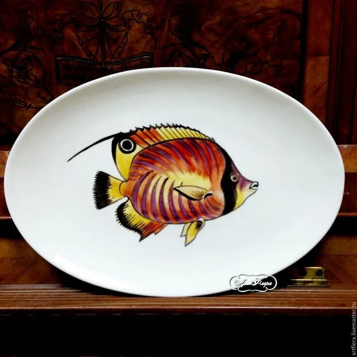 Тарелка рыбка. Тарелка с рыбками. Рыба на тарелке. Тарелка фарфор с рыбами. Рисование на тарелках рыбки.