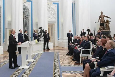 Вручение производил