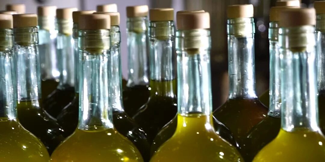Производство оливкового масла. Завод оливкового масла. Заводы по производству оливкового масла. Способы производства оливкового масла.