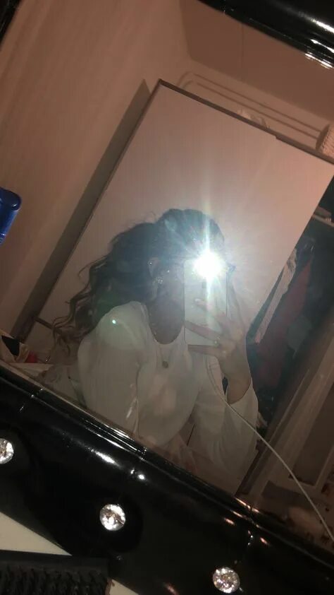 Девушка в зеркале со вспышкой. Девочка в зеркале. Девушка в зеркале без лица со вспышкой. Девушка в зеркале без лица со вспышкой. Девушка в зеркале со вспышкой.