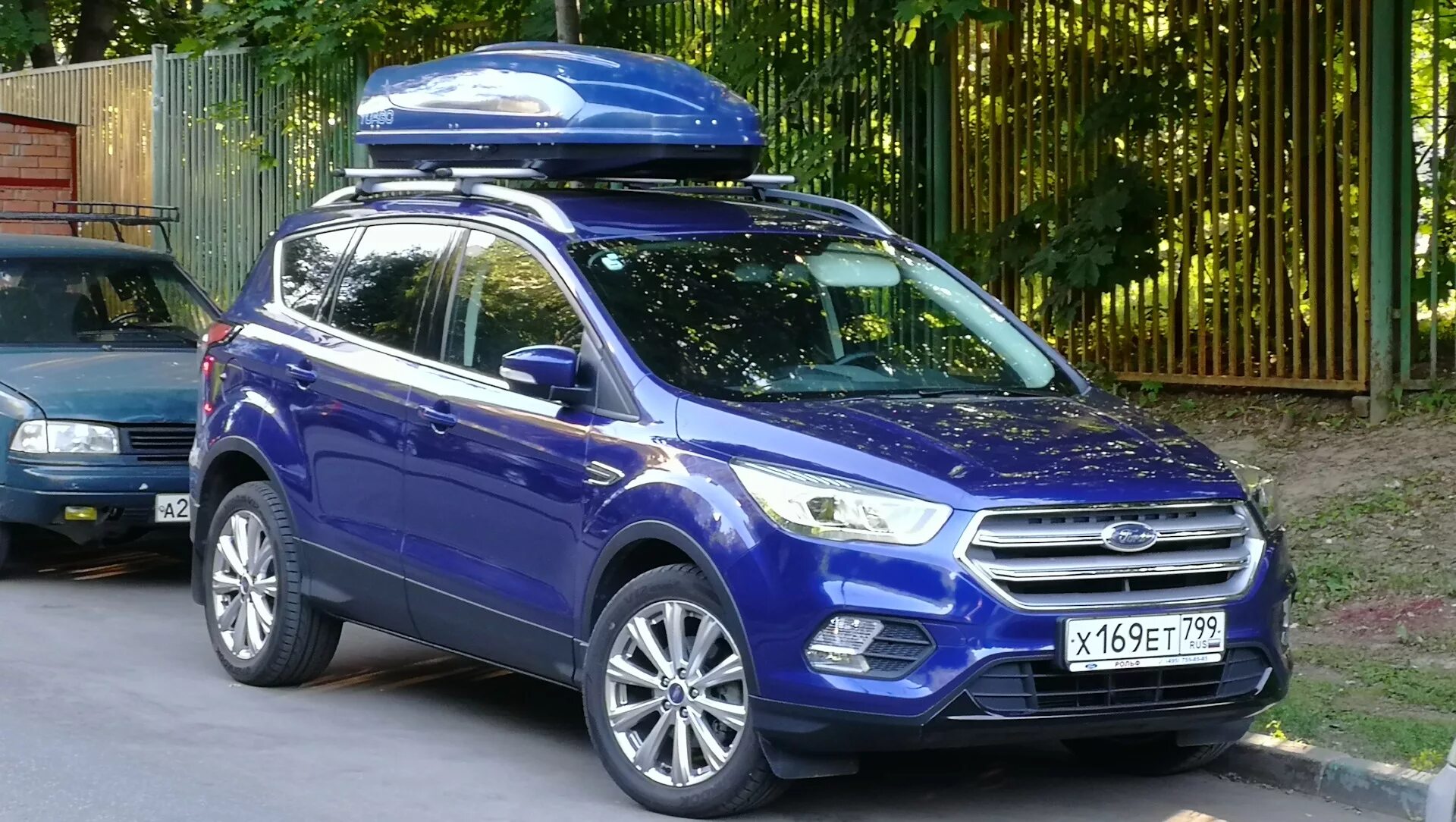 Ford Kuga 2. Бокс Форд Куга 2. Бокс на крышу Форд Куга 2. Форд Куга с боксом на крыше.