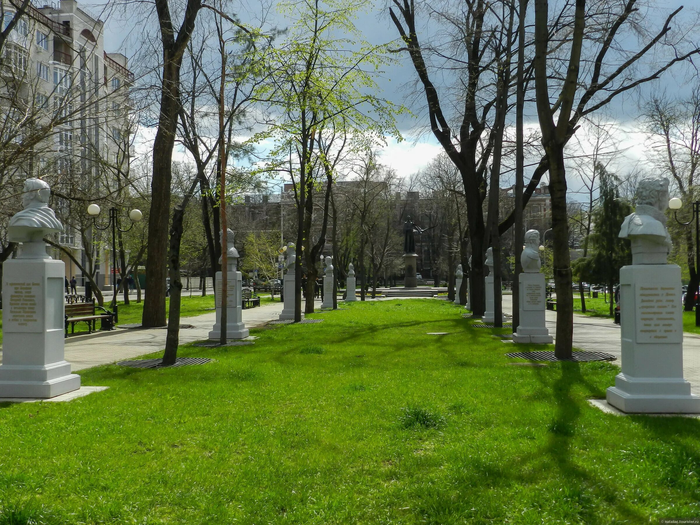 Словарное слово аллея с изображением. Аллея славы казань. Парк аллея славы казан. Аллея вологда. Аллея героев будапешт.