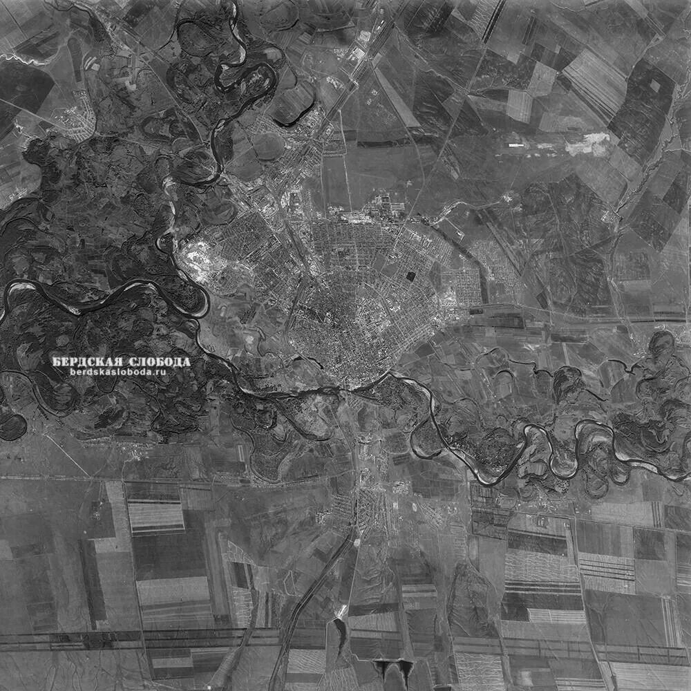 Вид оренбурга со спутника в реальном времени. Спутниковый снимок Оренбурга. Карта Оренбурга со спутника. Оренбург со спутника 1964. Оренбург 1965.