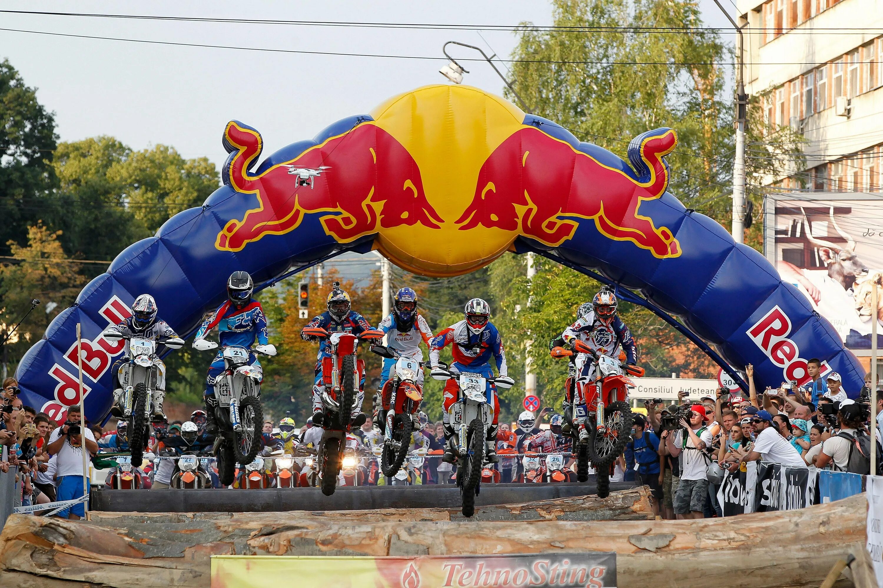 Red bull куруба. Ред булл. Ред булл 0. 5. Red bull куруба.