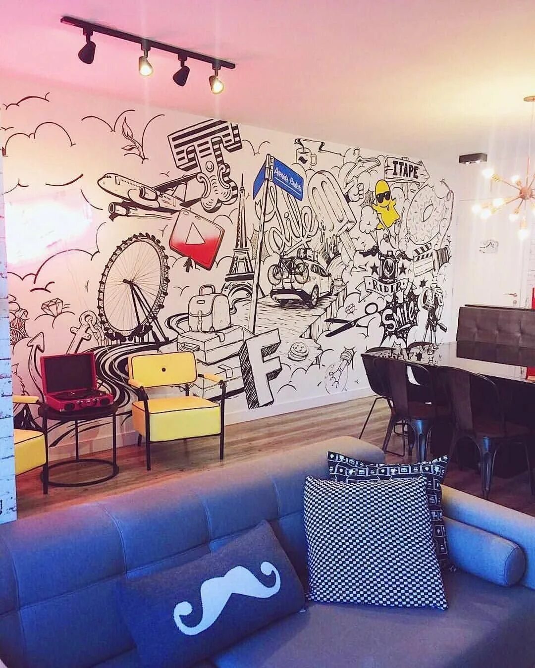 Крутой стен. Разрисованные стены. Граффити в интерьере комнаты подростка. Роспись стен для подростка. Разрисованные стены в комнате.