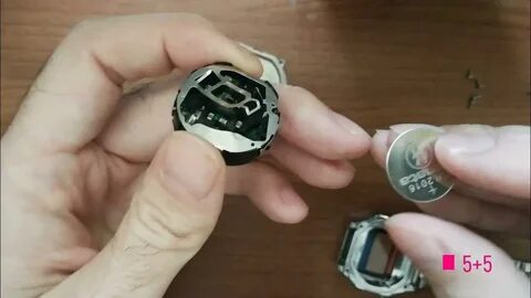 Как поменять батарейку на настенных часах