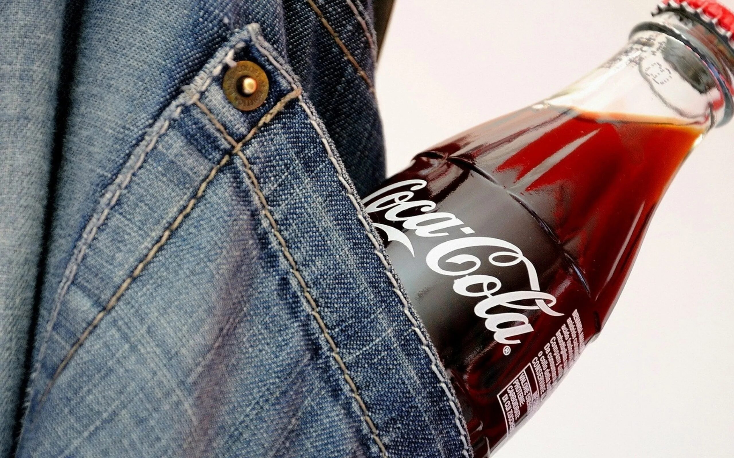 Обои coca cola. Coca Cola Хью Лори. Coca Cola напиток. Кока кола фото. Джинсы Кока кола.