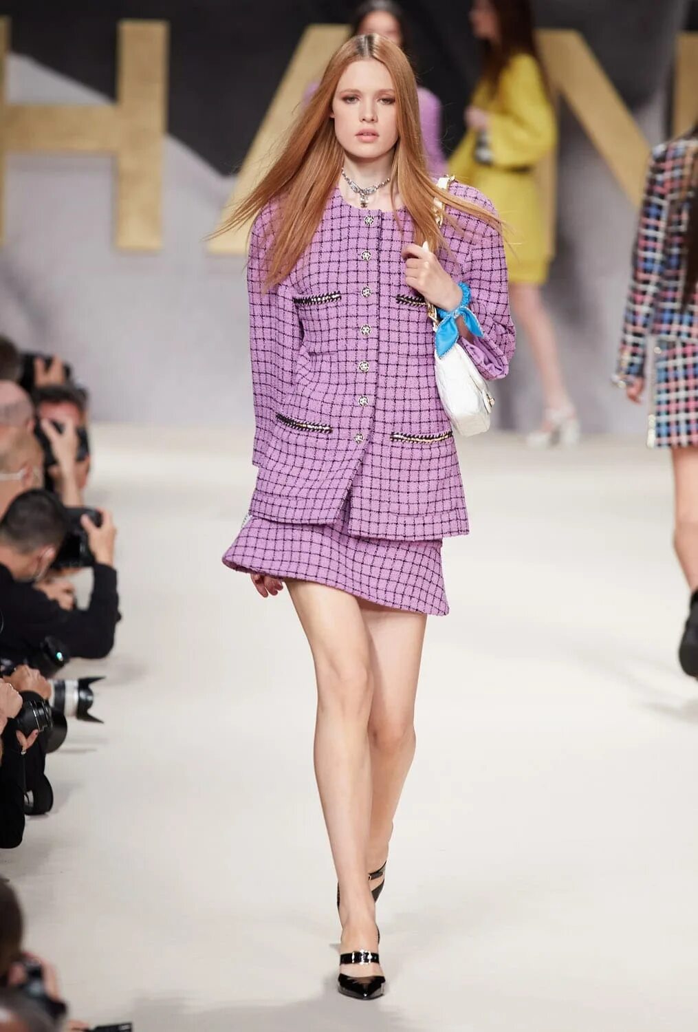 Шанель подиум 2022. Диор подиум 2022. Alzira vieira модели. Коллекция версаче 2023. Прозрачные платья на подиуме.