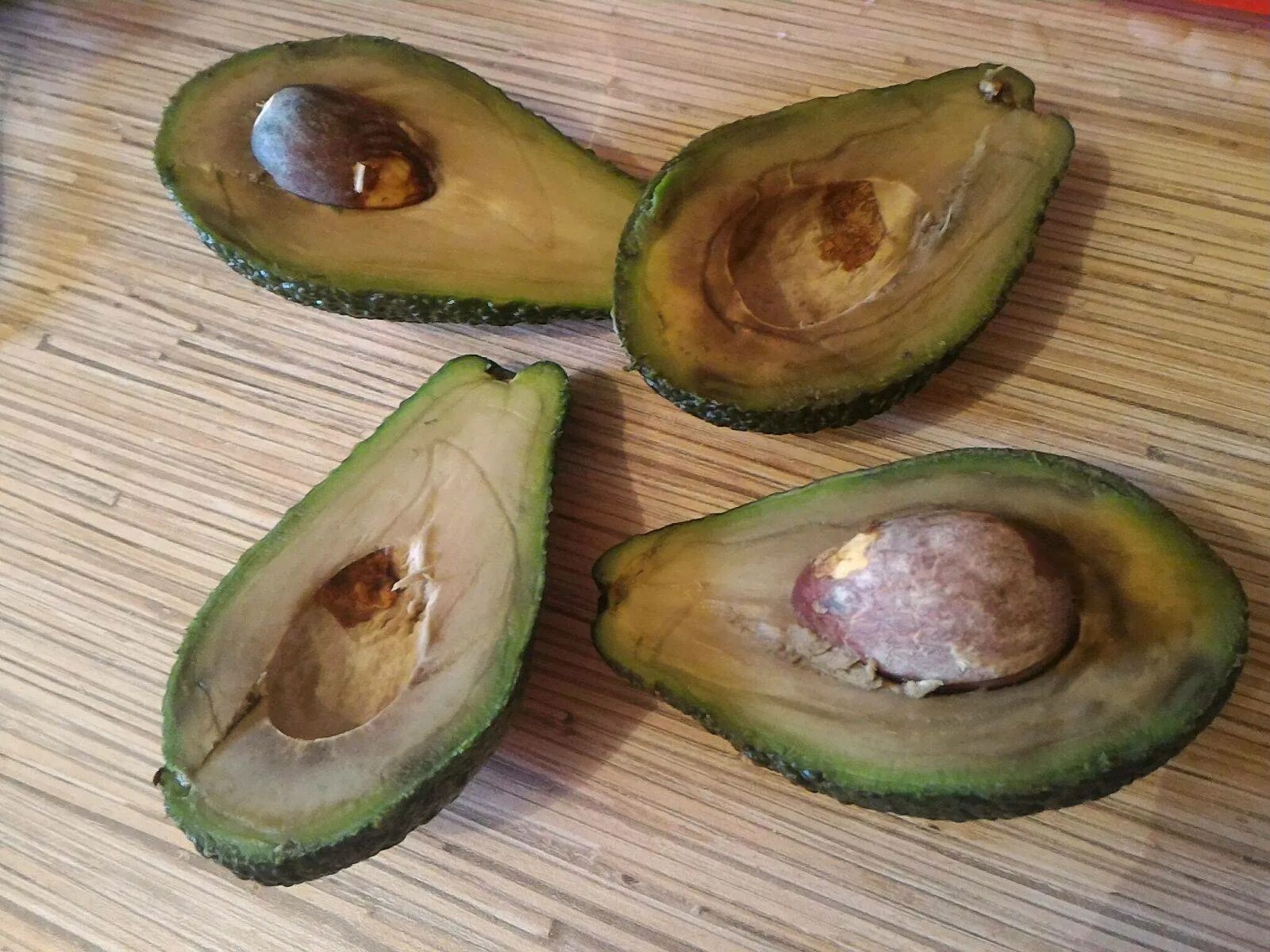 Как понять что авокадо испортилось. Переспелый авокадо. Гнилой авокадо. Степень зрелости авокадо хасс. Испорченный авокадо.