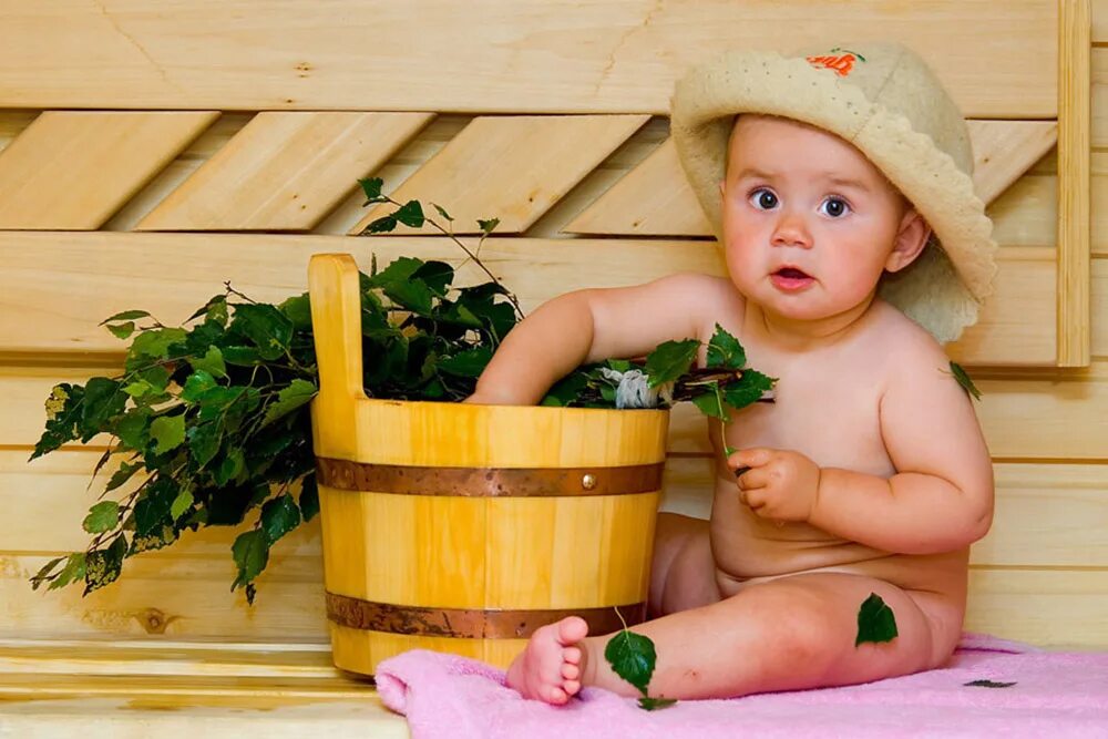 закаливание в бане. дошкольники в бане. девочки моются в бане. семейная фотосессия в бане. малыш в сауне.