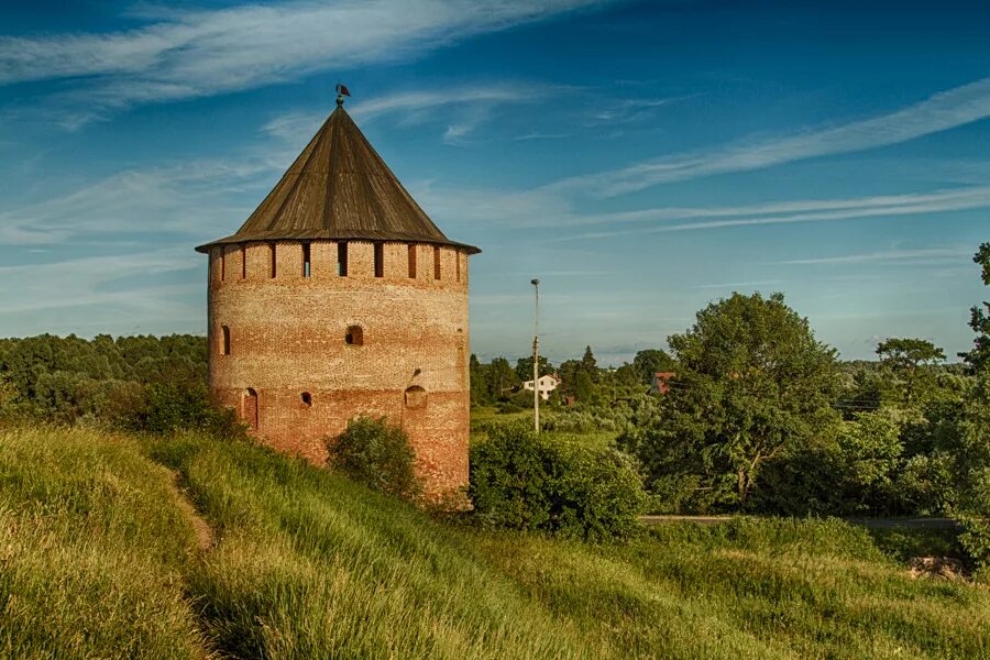 Белая башня новгород. Великий новгород башня. алексеевская белая башня. владимирская башня новгородского кремля.