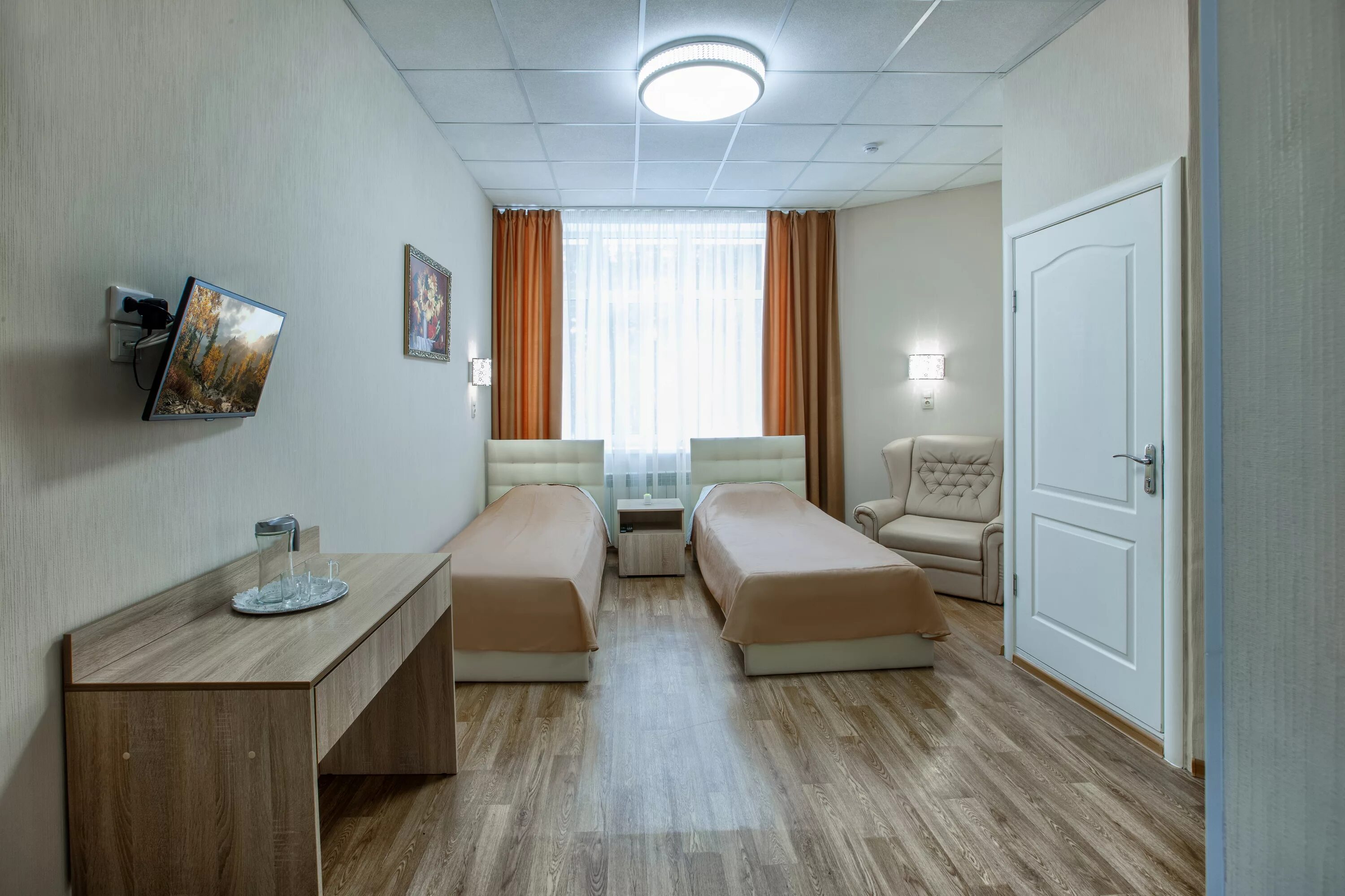 Большой камень комната. Каменная стена в комнате. Бассейн парк отель шереметьевский. Детский лагерь жемчужина приморский край. Большой камень комната.