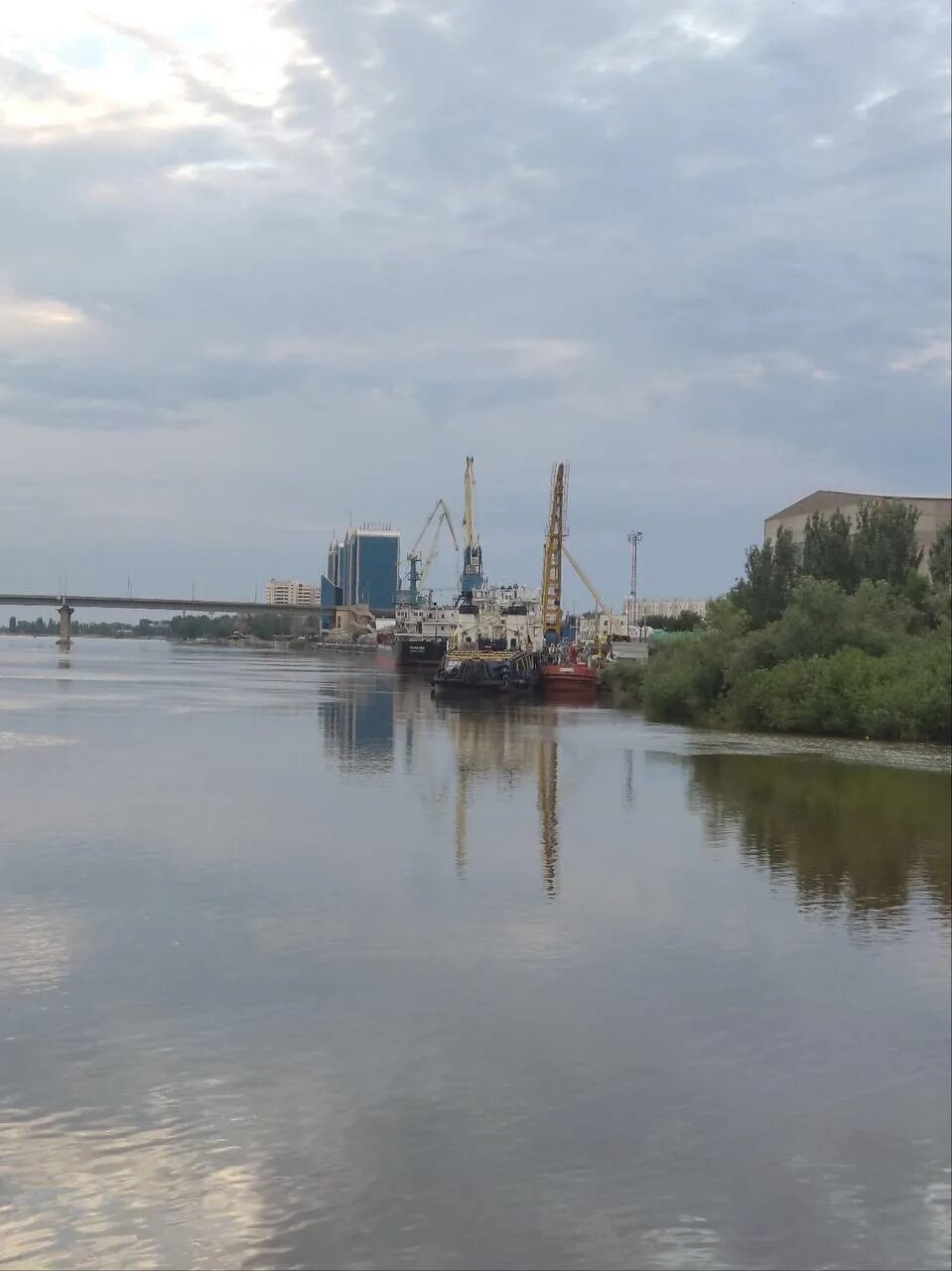 На дне волги астрахань. Река Волга Астрахань. Волга в Астраханской области. Астрахань берег Волги. С берегов Волги.