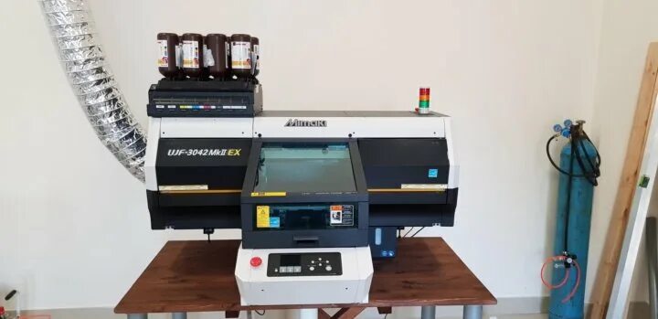 Принтер mimaki ujf. Мимаки уф принтер 3042. mimaki ujf 3042 mk ii. принтер mimaki ujf 3042 mk2. mimaki 3042 mk2.