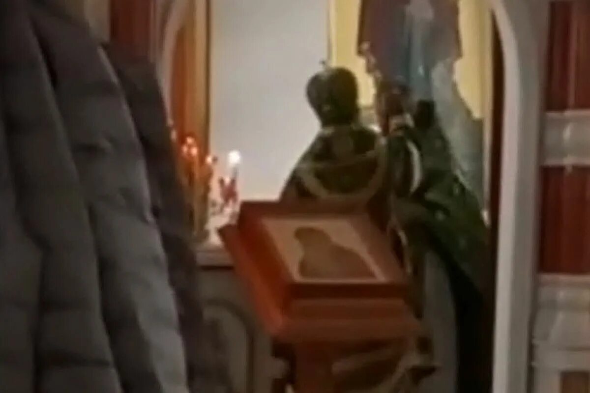 Католический священник во франции 4. Священник ударил ребенка. Епископ мытищинский феофилакт наместник андреевского монастыря. Батюшка чудит. Священник ударил священника.