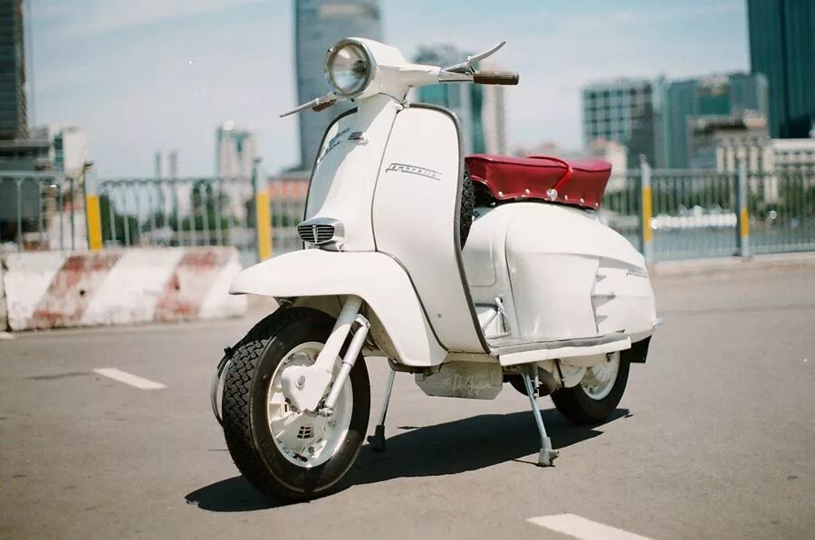 Веспа мотороллер. Мотороллер марки. Вятка вп-150. Vespa v1 125 1948 дизайнер. Мотороллер итальянский веспа.