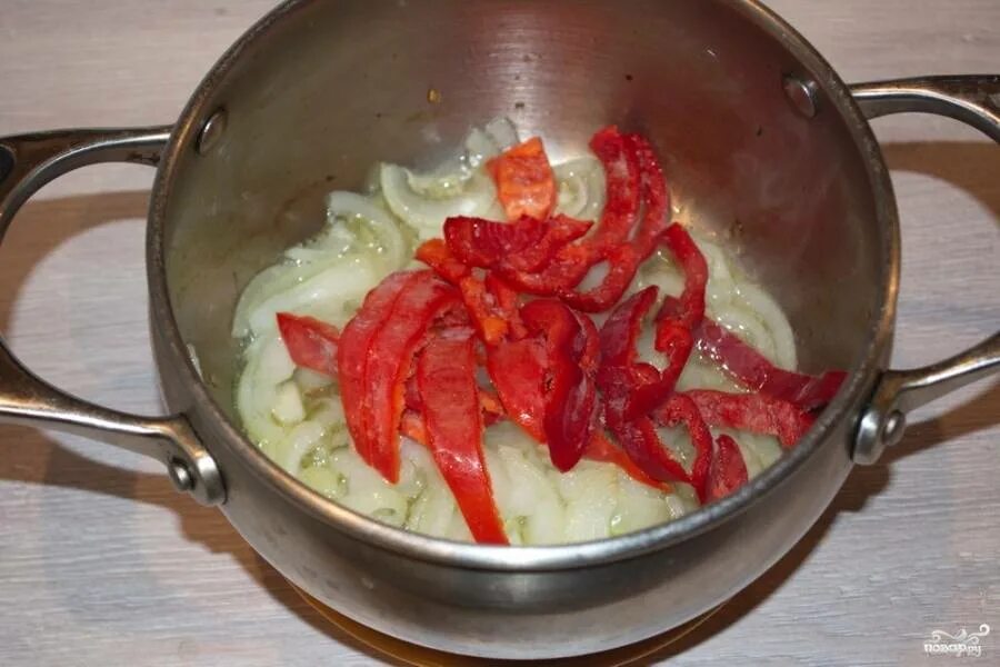 Говядина в кастрюле. Тушеное мясо в казане. Говядина тушеная рецепт в кастрюле на плите. Говядина тушеная рецепт в кастрюле на плите. Тушёная картошка с мясом.
