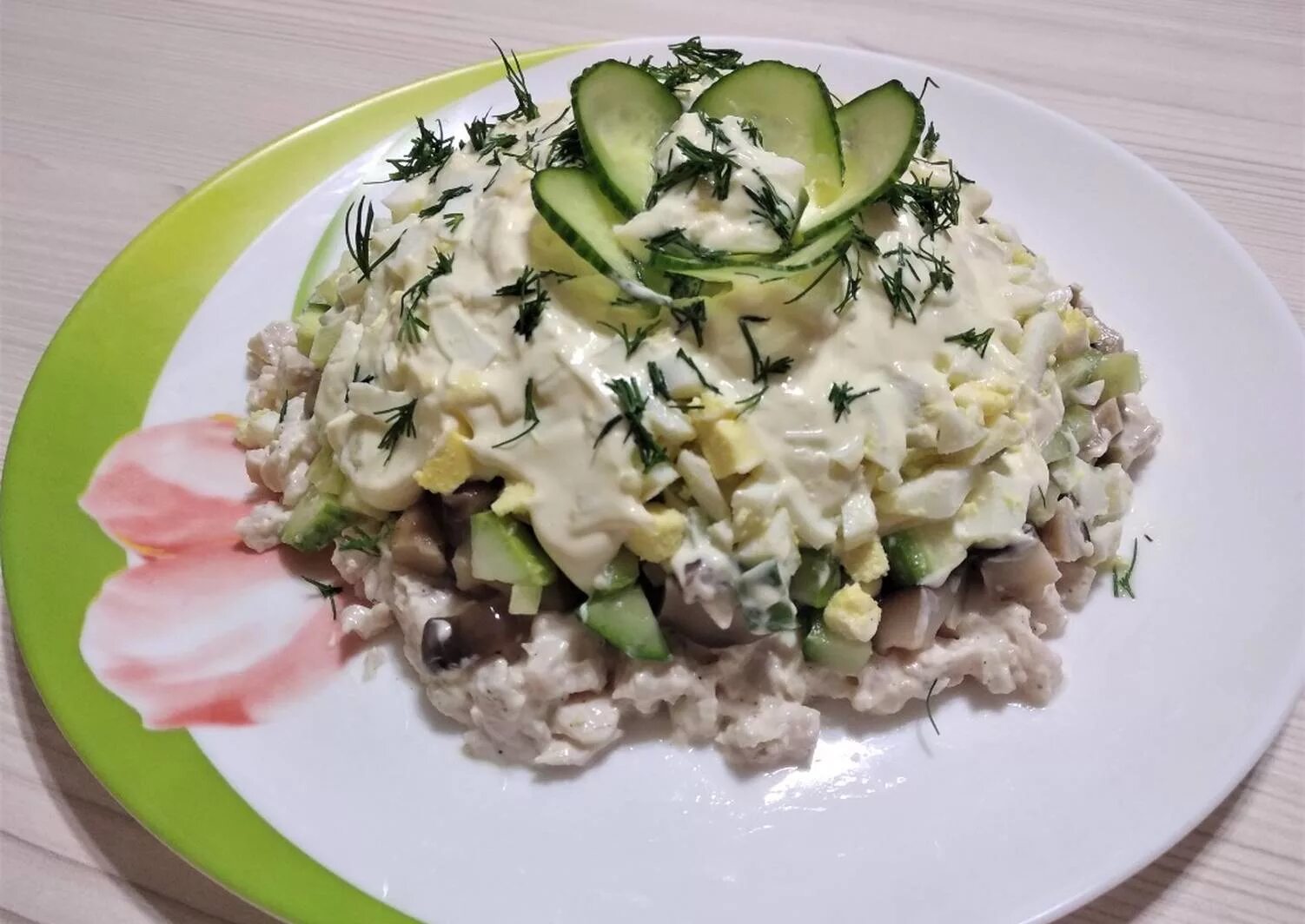 новогодний салат с шампиньонами. салат с курицей и грибами. салат с шампиньонами и солеными огурцами. салат с курицей и грибами. салат с курицей и грибами и сыром.