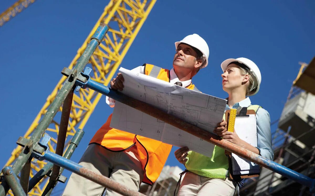 Подрядчик в строительстве. Каска строителя. Я прораб. Прораб на стройке. Работники на стройке.