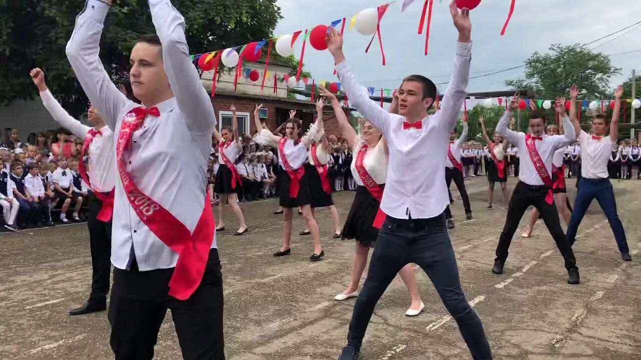 Танцевальные движения на флешмоб. Последний звонок танцуют. Музыка для танца на последний звонок. Музыка для танца на последний звонок. Музыка для танца на последний звонок.