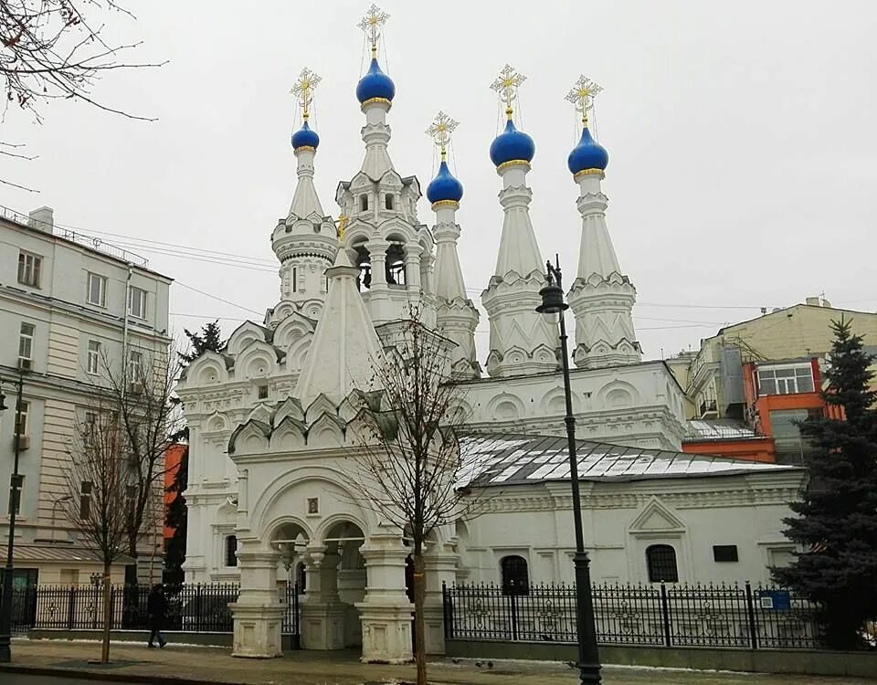 Московская церковь рождества богородицы. Церковь Рождества Богородицы в Путинках. Храм Рождества Богородицы в Путинках в Москве. Церковь Рождества Богородицы в Путинках в Москве. 1649-1652 Гг.. Московская Церковь рождения Богородицы в Путинках 17 век.