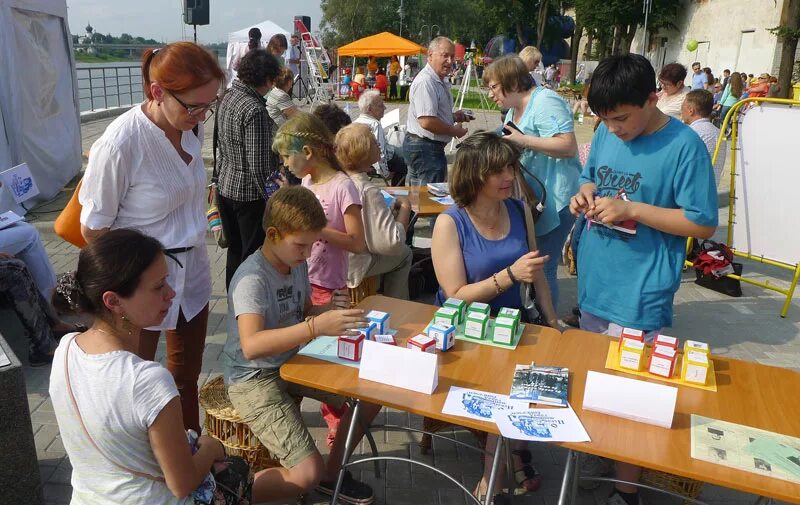 Выдающиеся земляки библиотечная площадка в сквере. Уличная библиотека. Выставка к дню города. Библиотечная площадка. Библиотечные площадки на день города.
