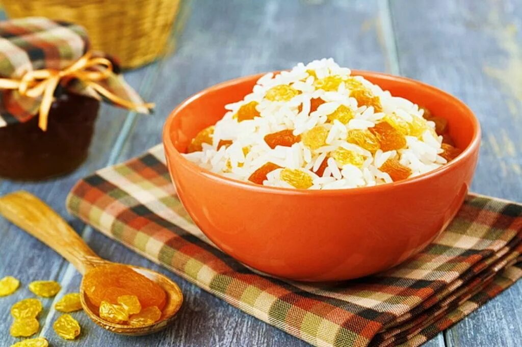 Как называется рис с изюмом на поминках. Кутья с изюмом. кутья поминальная рис. кутья рисовая с изюмом. кутья с рисом.