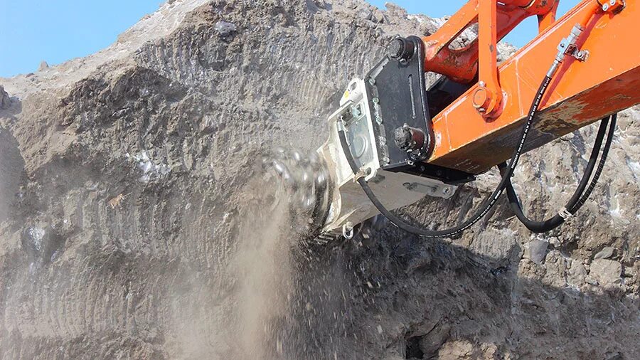 Разработка скального грунта. Разработка скального грунта. Рыхление скального грунта. Рыхление грунта гидромолотом. Бурилка скальных грунтов экскаватор.