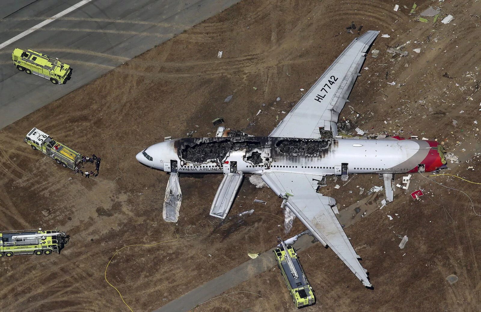 Сколько падали самолеты. Катастрофа Боинг 777 в Сан-Франциско. Boeing 777 «Asiana Airlines катастрофа в Сан Франциско. Крушение Боинга 777 в Сан Франциско. Боинг 777 разбился в Сан Франциско.